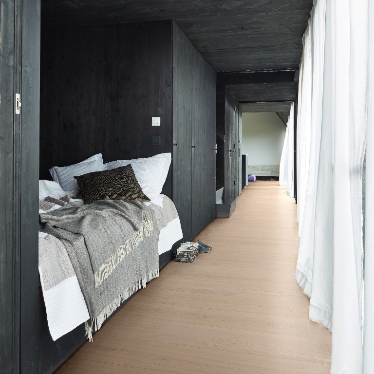 Паркетная доска Meister HD 400 Lindura Дуб Белёный 8741 2600×320×11 фото в интерьере